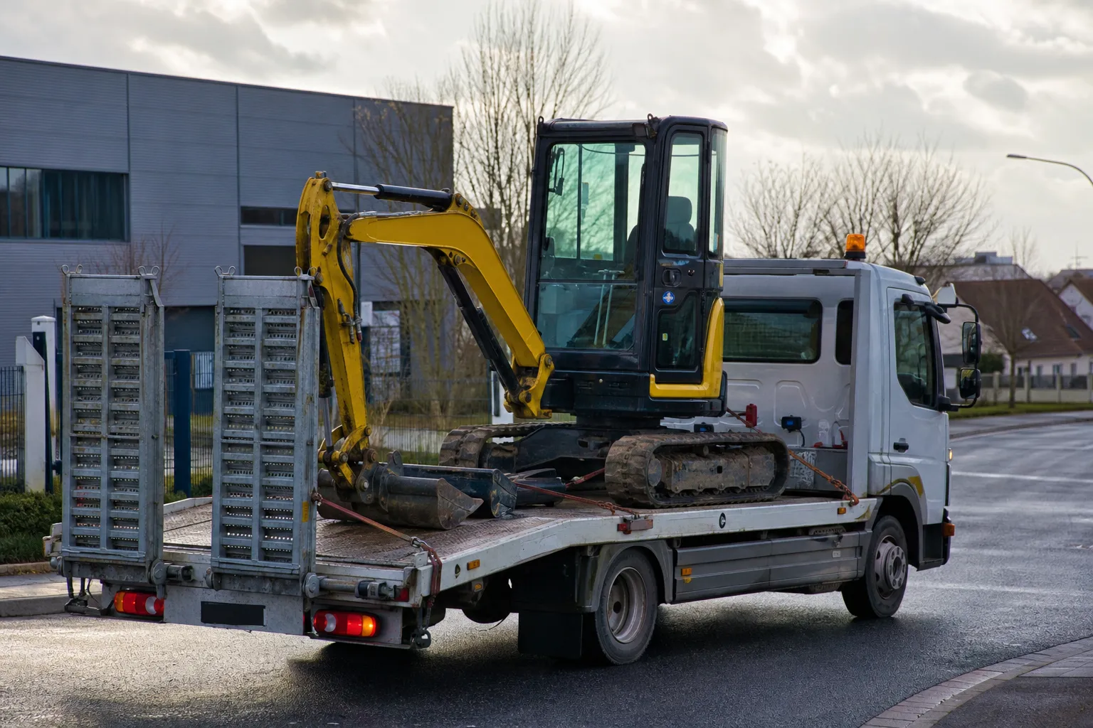 Livraison express d'une mini-pelle depuis le dépôt de Massy